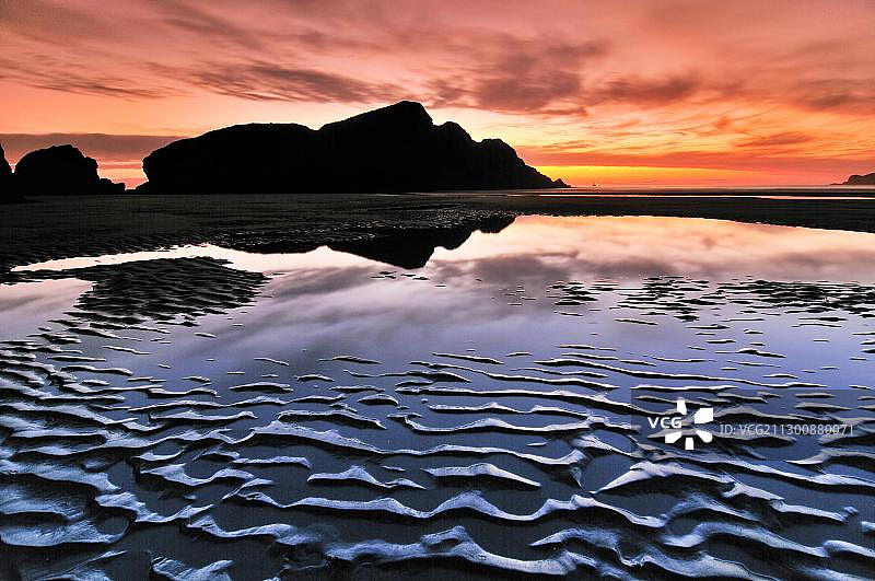 美国俄勒冈州手枪河州立公园梅耶斯溪海滩的日落图片素材