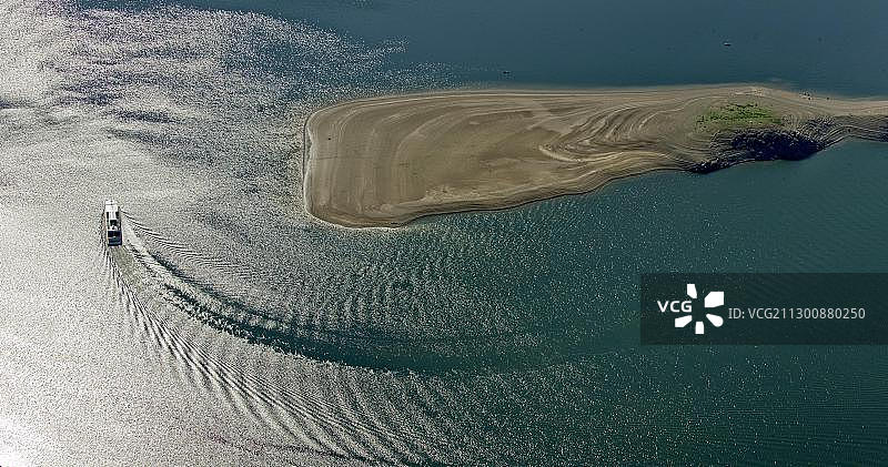 德国黑森州瓦尔德克科尔巴赫市埃德尔湖游船航拍（水位降至四分之一）图片素材