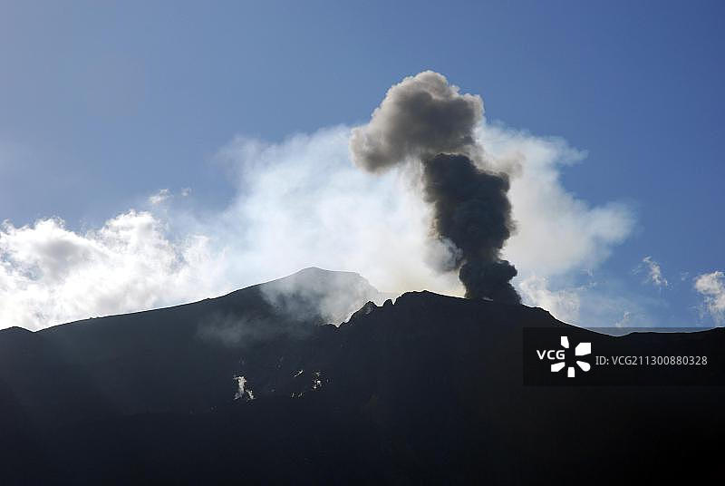 火山喷发与黑色烟雾,斯特龙博利火山,斯特龙博利岛,伊奥利亚或利帕里群岛,西西里岛,意大利南部,意大利,欧洲图片素材