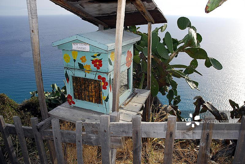 海景蜂巢，位于意大利南部卡拉布里亚里卡迪卡波瓦蒂卡诺的海岸悬崖，第勒尼安海，欧洲图片素材