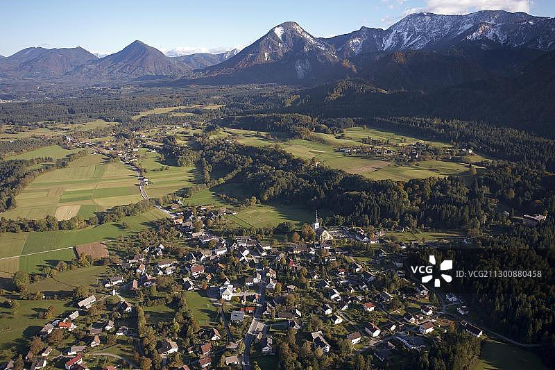 奥地利克恩顿州罗森塔尔山谷的玛丽亚埃伦德村鸟瞰图片素材