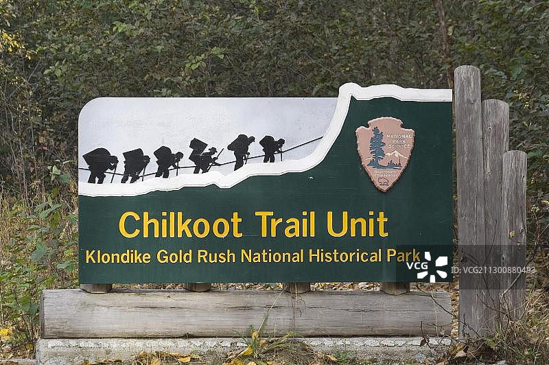奇尔库特步道官方通行证标志,位于美国阿拉斯加州迪耶伊的克朗代克淘金热国家历史公园,北美洲图片素材