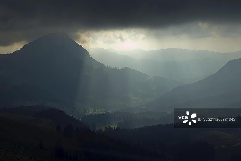 瑞士圣加仑州阿尔卑斯山山地风光：暴风雨前的光幕图片素材