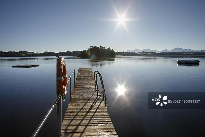 德国上巴伐利亚州乌芬附近施塔费尔湖的沐浴码头图片素材