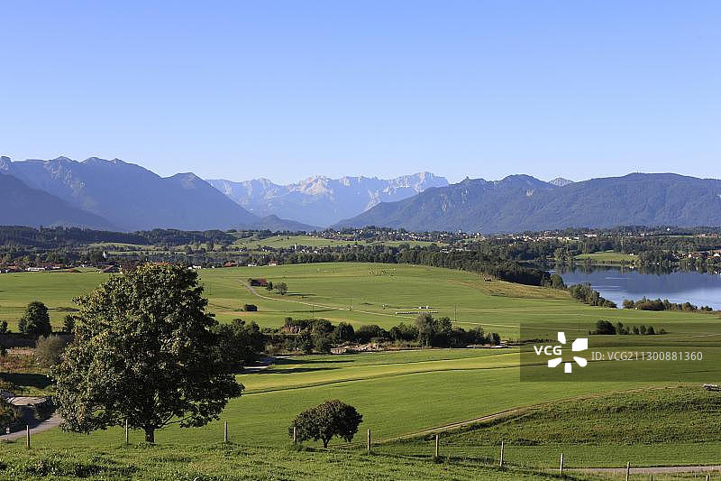 从艾德林眺望里格湖和穆尔瑙，以及楚格峰所在的韦特施泰因山脉，阿尔卑斯山前陆，上巴伐利亚，德国，欧洲图片素材