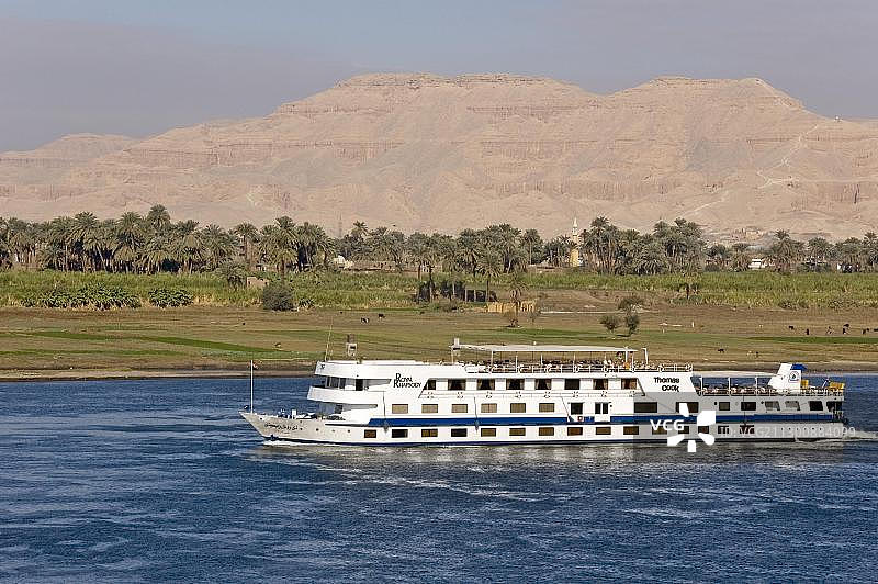 埃及卢克索尼罗河西底比斯景色，有游轮图片素材