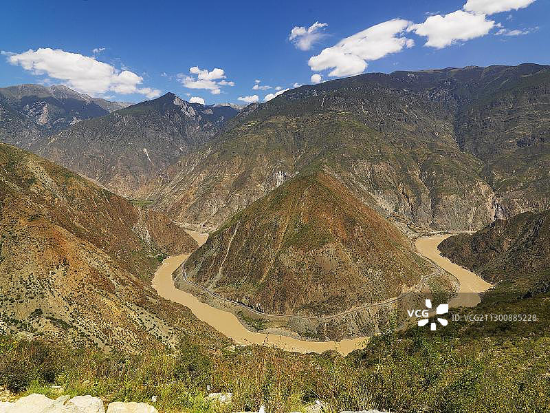 中国西藏奔子栏庞孜拉附近源头地区的三座扬子峡谷图片素材