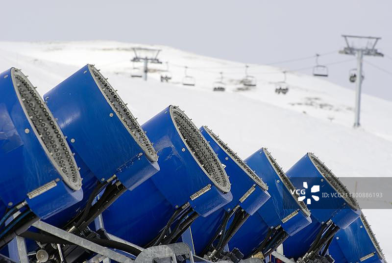 瑞士格劳宾登缆车前一排雪炮图片素材