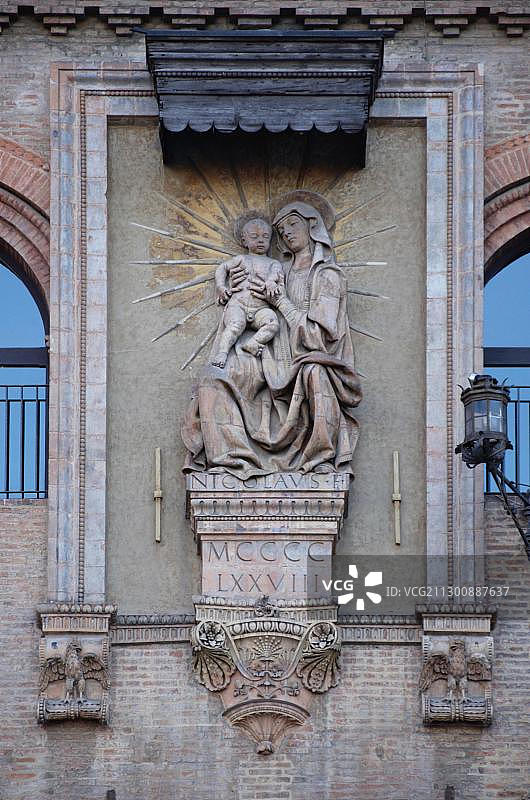 圣母玛利亚和耶稣雕像，雷恩佐宫，内图诺广场，博洛尼亚，意大利，欧洲图片素材