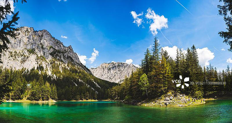 奥地利施蒂利亚阿尔卑斯绿色湖泊全景图片素材