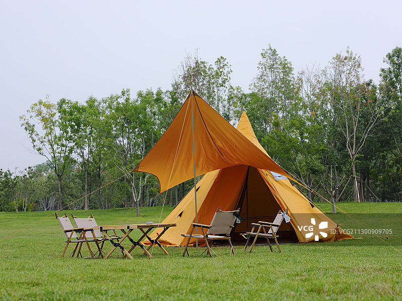公园里的露营帐篷图片素材