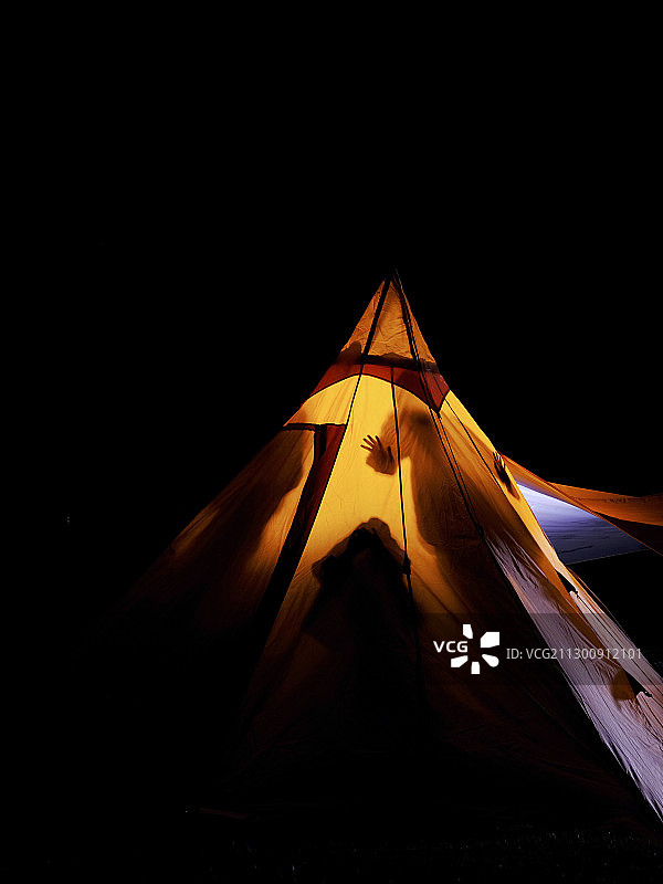 帐篷里的人影图片素材