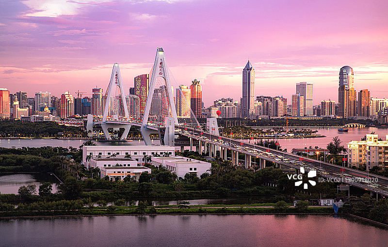 国庆前夕的海口世纪大桥晚霞图片素材