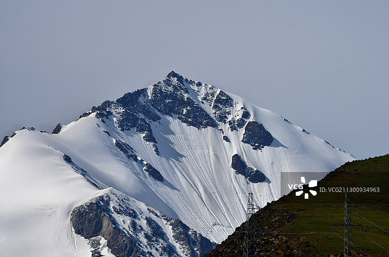 青海省海西格尔木青藏公路109国道昆仑山口雪山图片素材