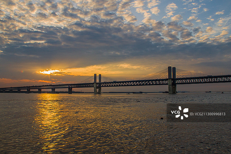 霞光中的芜湖长江大桥图片素材