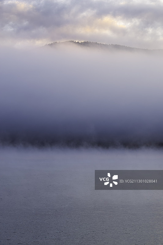 阿尔山国家森林公园乌苏浪子湖晨雾图片素材