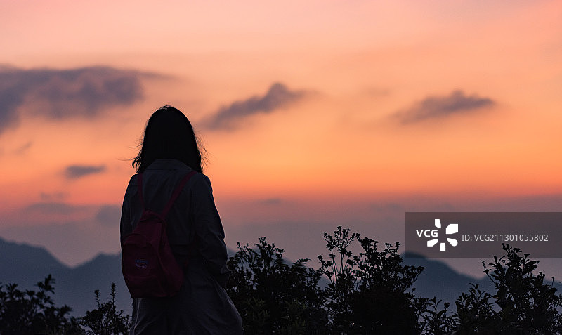 一个人孤独地看向远方图片素材