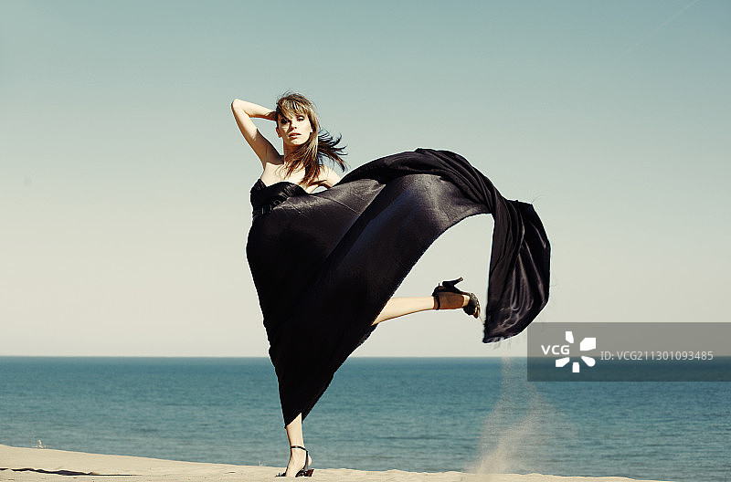 美丽的女人在海边跳舞图片素材