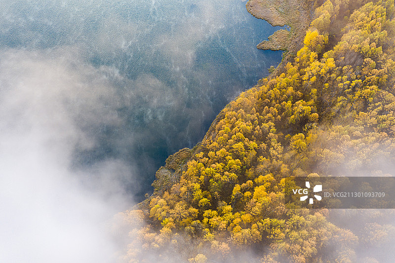阿尔山乌苏浪子湖晨雾图片素材