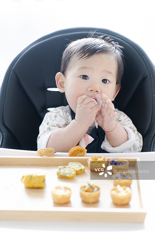 婴儿喜欢厚蛋烧与花式甜品辅食图片素材