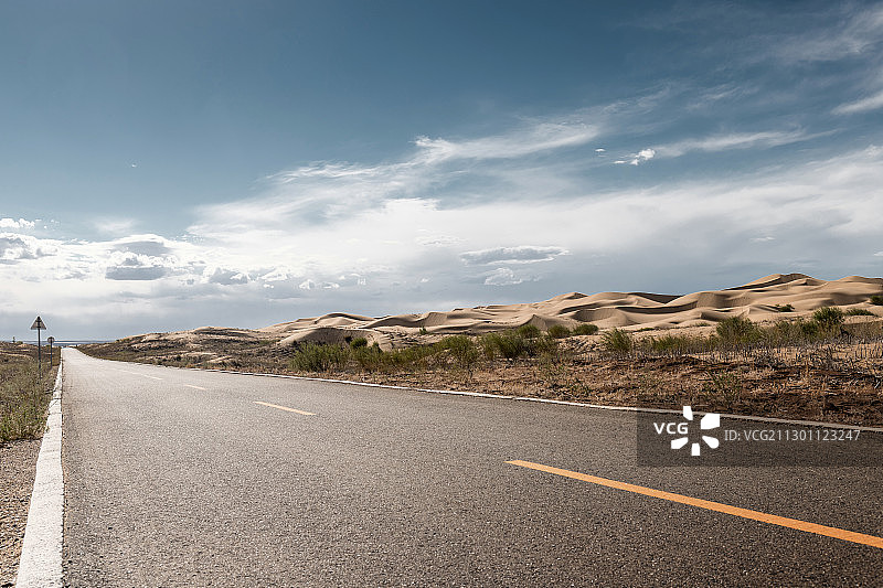 荒漠上的公路图片素材