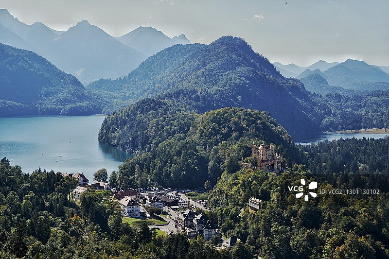 山水中的高天鹅堡堡图片素材