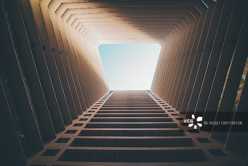 坐井观天图片素材