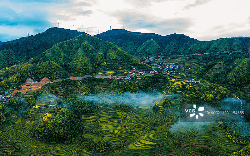 大雨间隙的丽水云和梯田，云下的绿色阶梯。图片素材