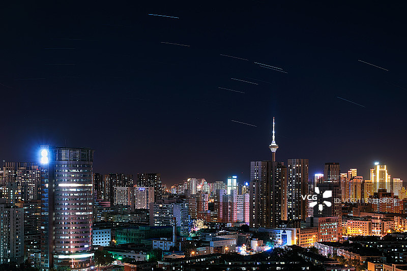 天塔上空的星轨图片素材