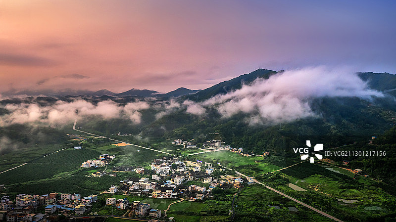 2020航拍于梅州市大埔县百侯镇～云雾下的百侯山庄图片素材