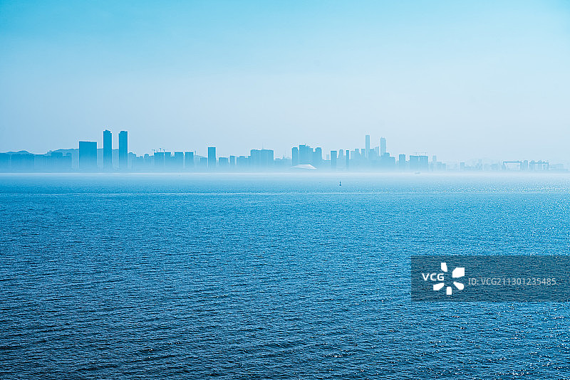 从海上看城市图片素材