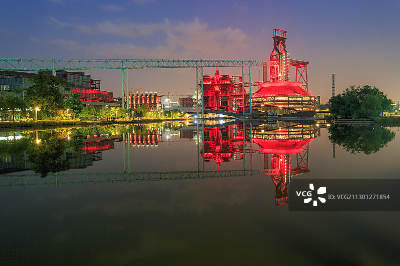 中国红的首钢三高炉图片素材