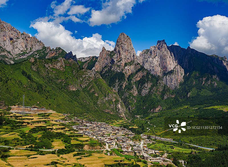 扎尕那的山峰图片素材