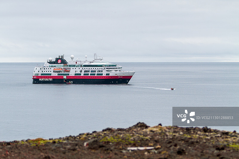 大海中的邮轮海达路德号图片素材