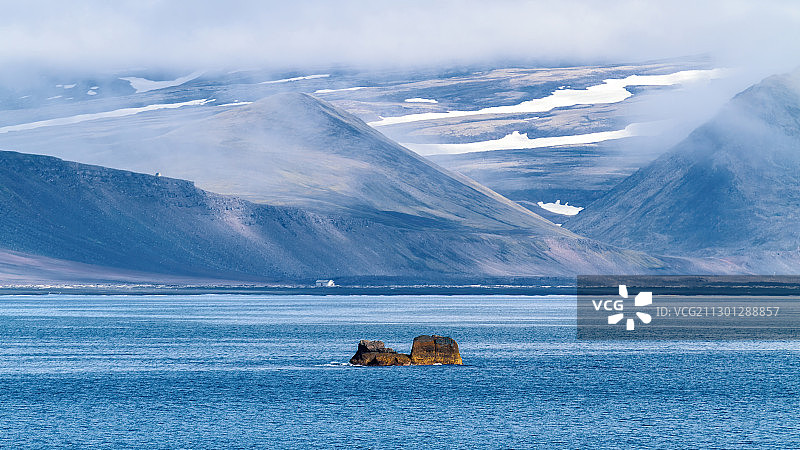大海中的小岛与雪山图片素材