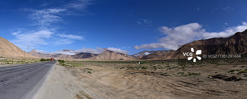 青海海西格尔木109国道青藏线路边山脉图片素材
