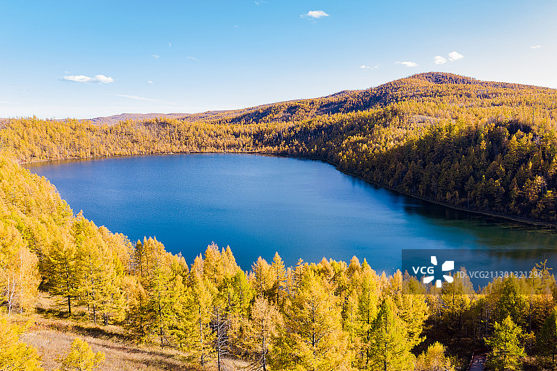 阿尔山驼峰岭天池秋色图片素材