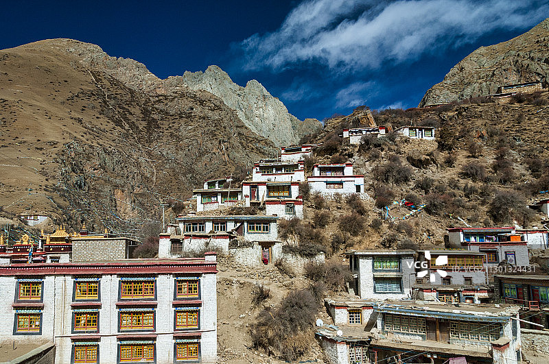 中国西藏拉萨墨竹工卡，德仲村和藏传佛教噶举派寺院德仲寺图片素材
