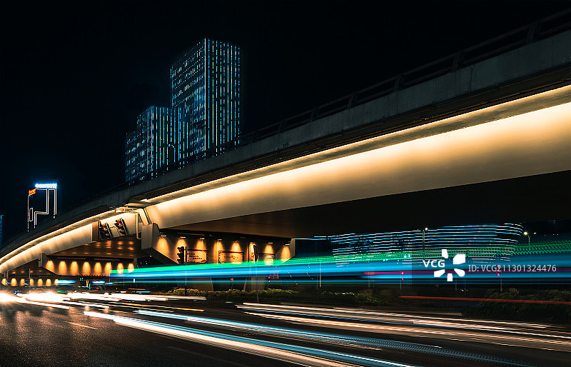 《灯轨》拍摄于中国四川酒城泸州。图片素材