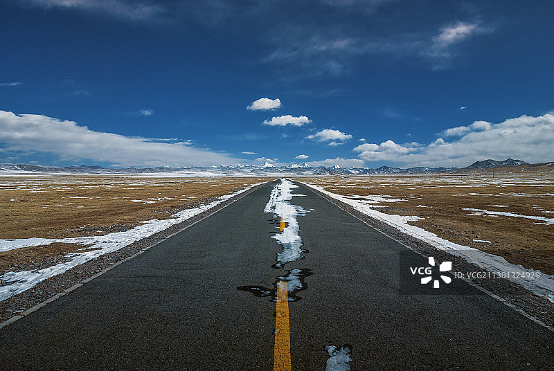 中国西藏，经过纳木错湖畔班戈草原的公路图片素材