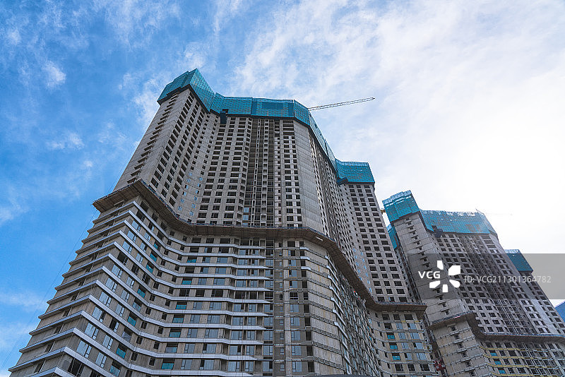 仰拍建设中的摩天大楼图片素材