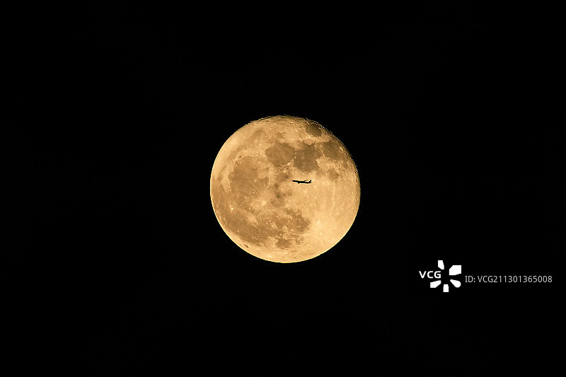 穿月之旅图片素材