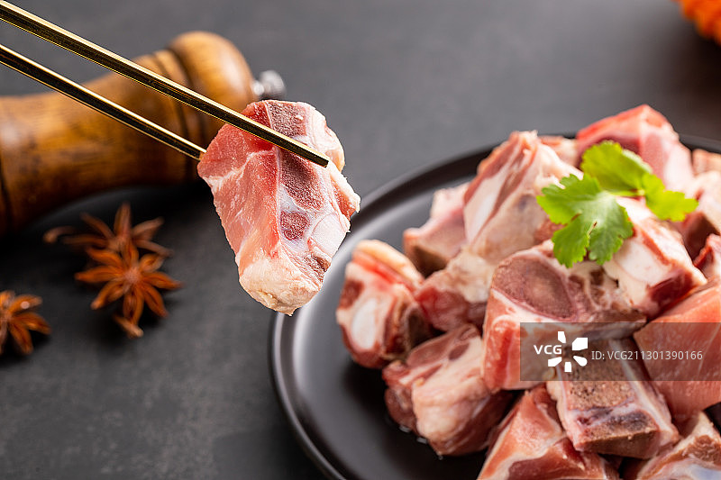 满满一盘新鲜猪排骨图片素材