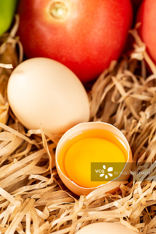 木板背景上的农家新鲜鸡蛋图片素材
