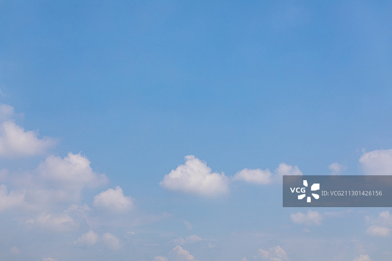 蓝天白云晴天气候夏天天空宁静背景素材图纯净全景自然风景图片素材