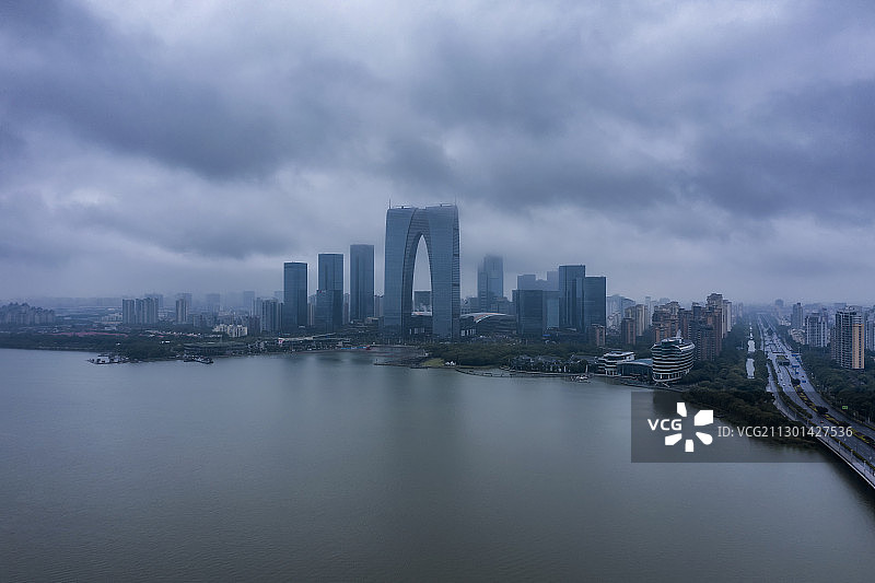 雨停间隙的苏州园区金鸡湖图片素材