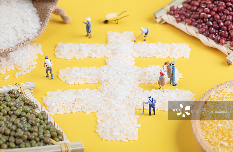 金秋五谷丰收大米摆成丰字劳作的农民图片素材