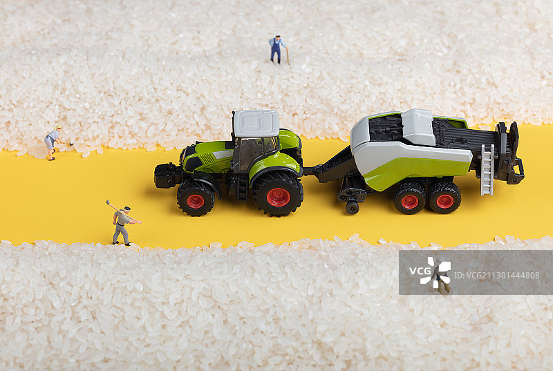 金秋丰收大米道路农民拖拉机图片素材