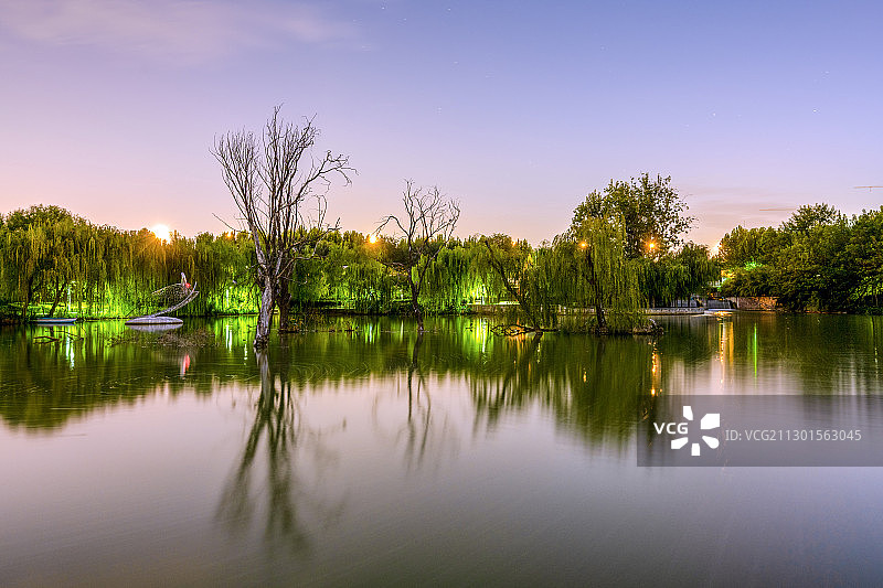 中国河南郑州雕塑公园内宁静的湖面夜景图片素材