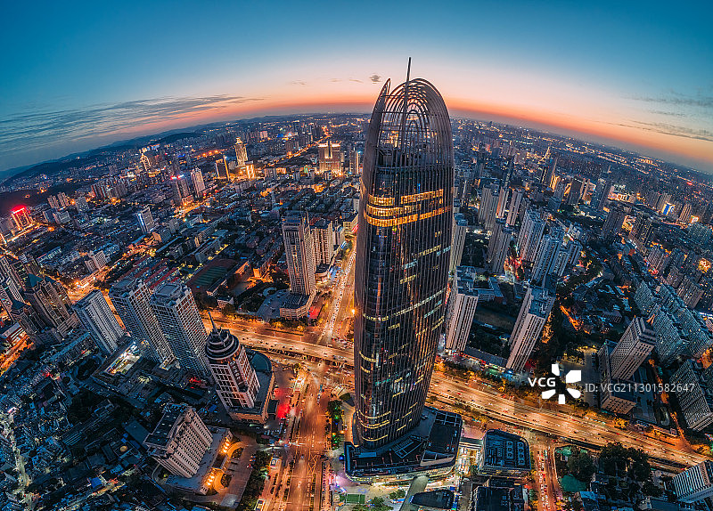 傍晚夕阳下的山东省济南市城市天际线图片素材